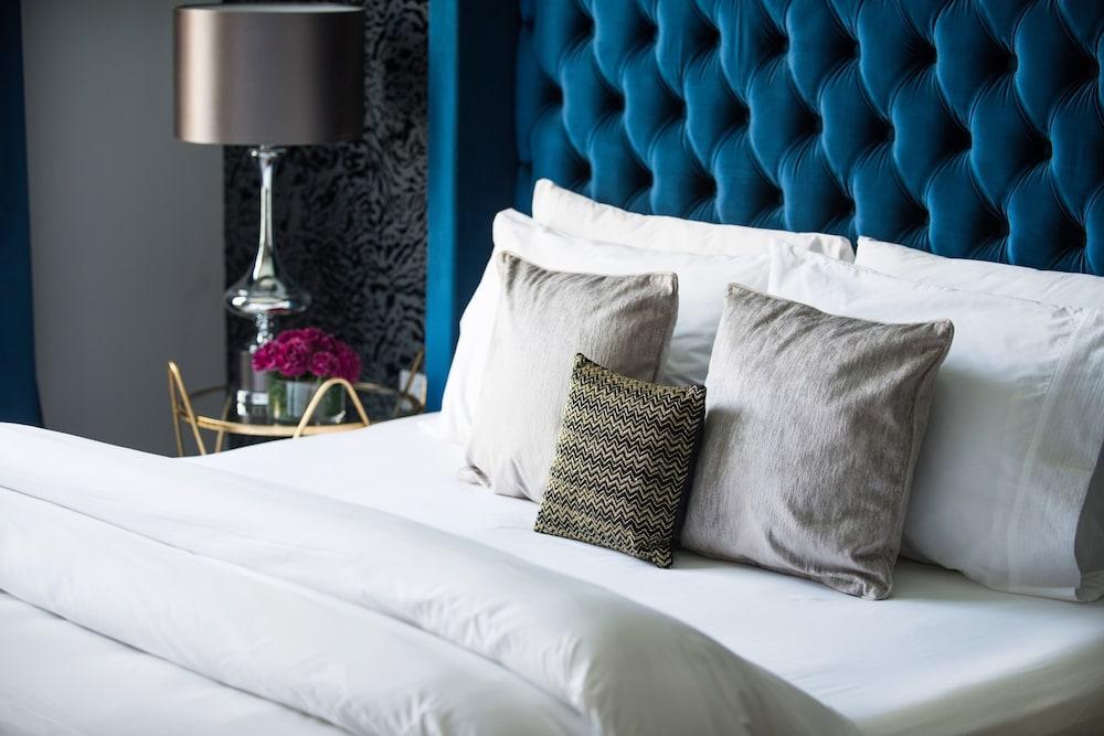 Luxury Staycation - The Residences Tower