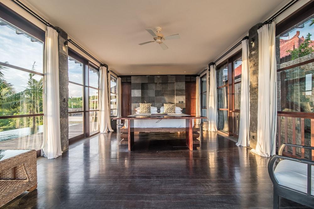 Absolute Cliff Front Pandawa Beach Villa