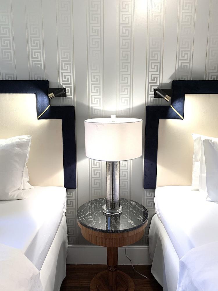 MONDRIAN Luxury Suites UNESCO Old Town