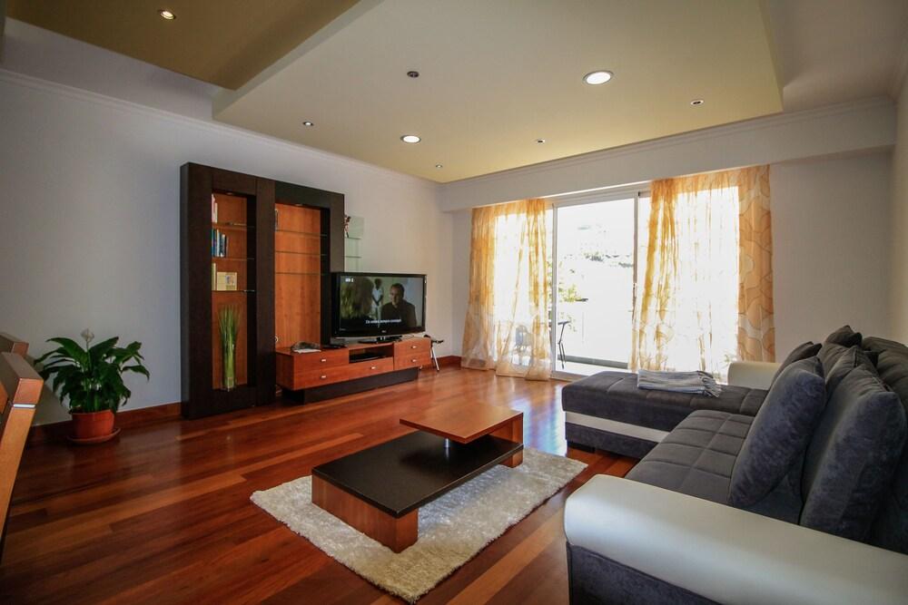 Luis Place Machico by Analodges