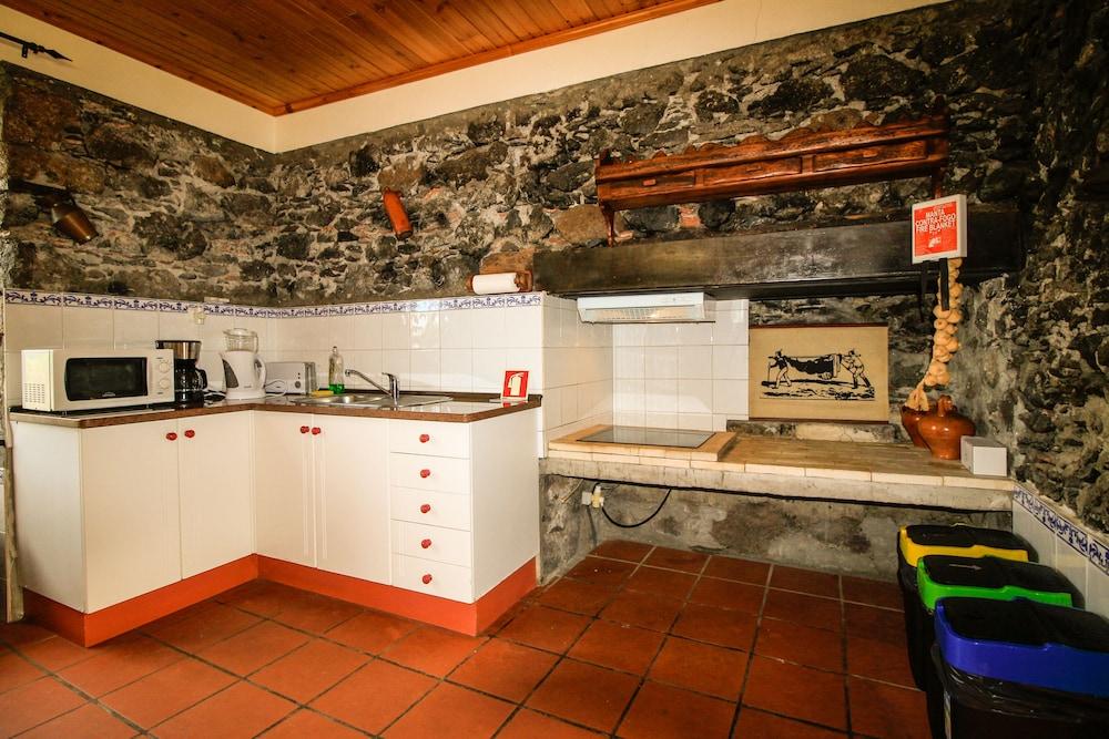 Gouveia Cottage by Analodges