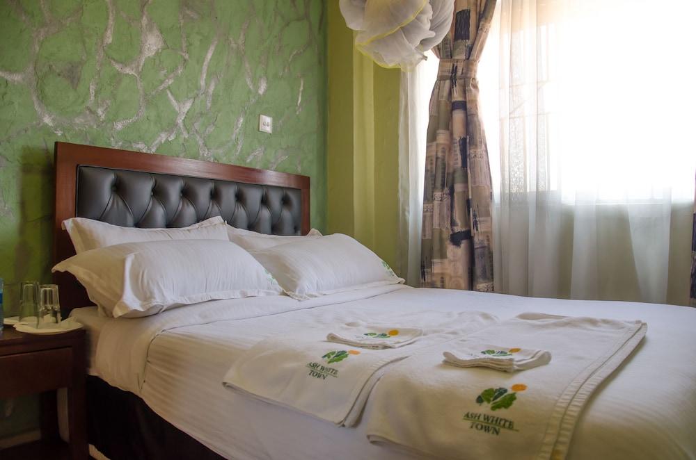 Ash White Hotel