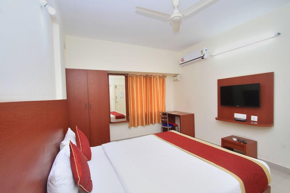 OYO 9653 Ample Premium Suites