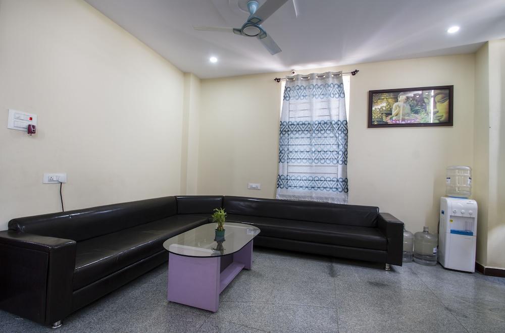 OYO 7627 Royal Plaza