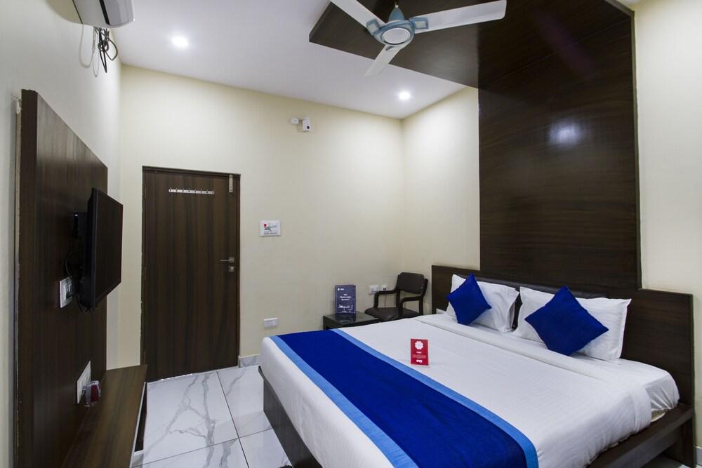 OYO 7627 Royal Plaza