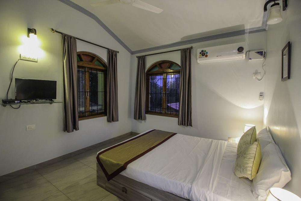 OYO 10723 Home Pool View Studio Colva