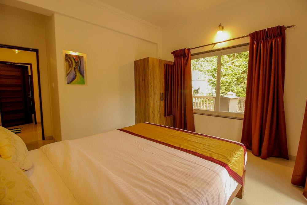 OYO 9792 Home 2BHK Poolside Siolim