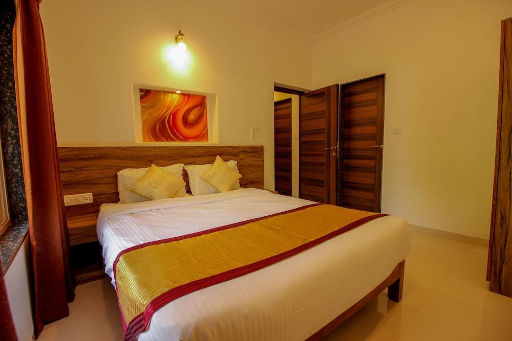 OYO 9792 Home 2BHK Poolside Siolim