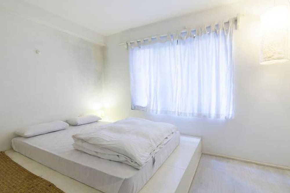 Four Red Doors Apartments