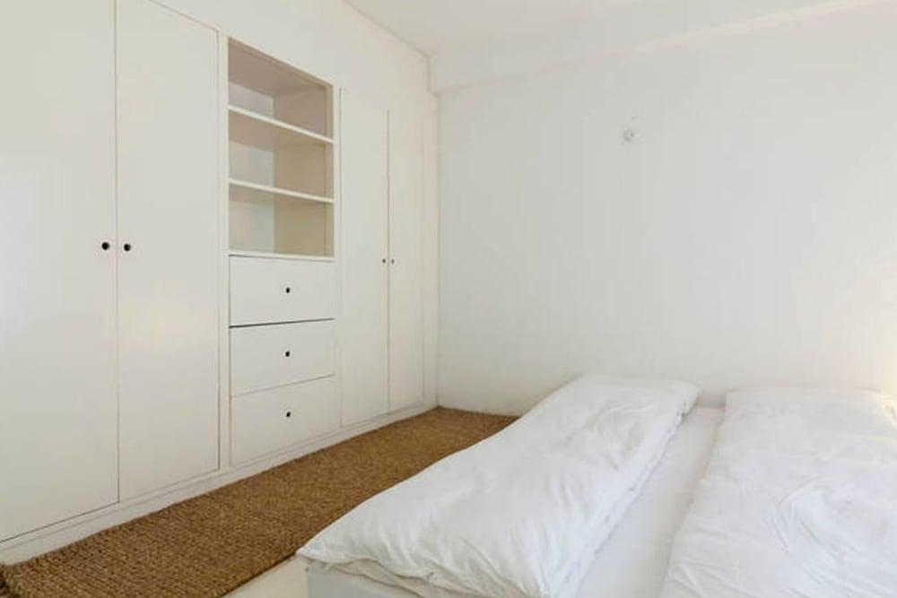 Four Red Doors Apartments