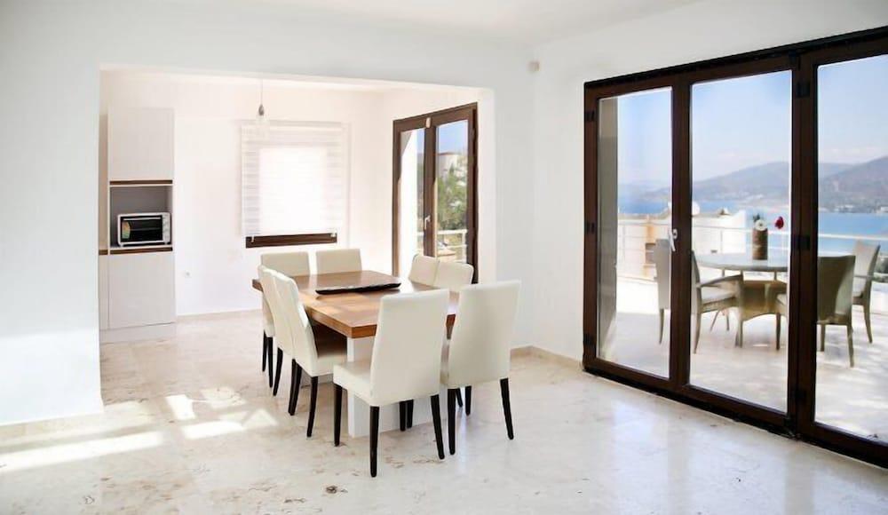 Villa Sandra Torba - 5 Bedrooms