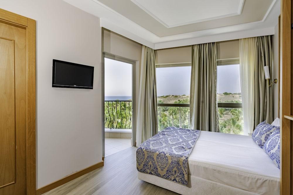 Royal Atlantis Beach