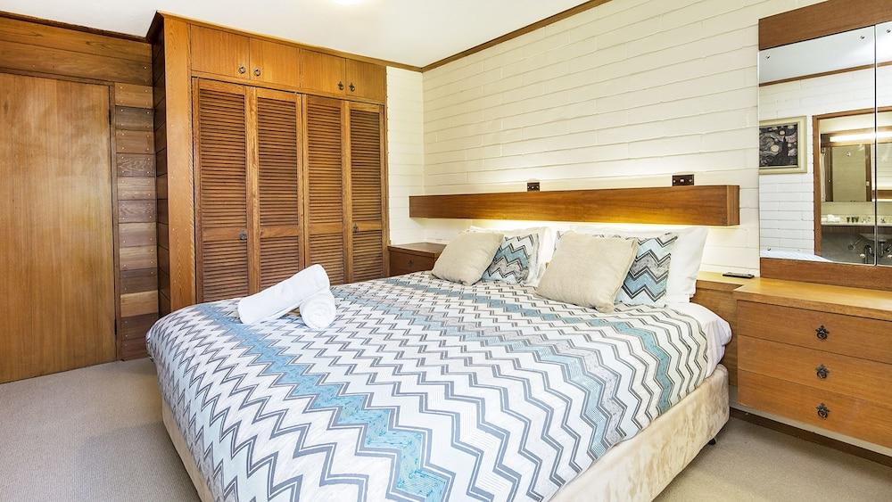 Grey Kangaroo- On Lake Jindabyne foreshore