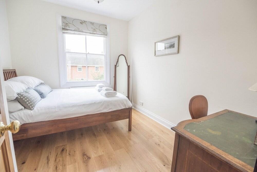 Traditional Home in Kew Gardens