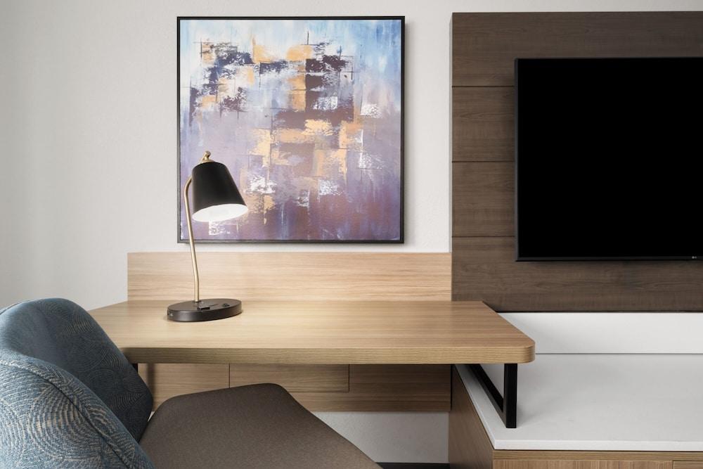 La Quinta Inn & Suites by Wyndham Greenville Woodruff Rd.