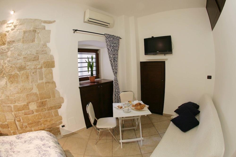 The Admiral House Courtyard