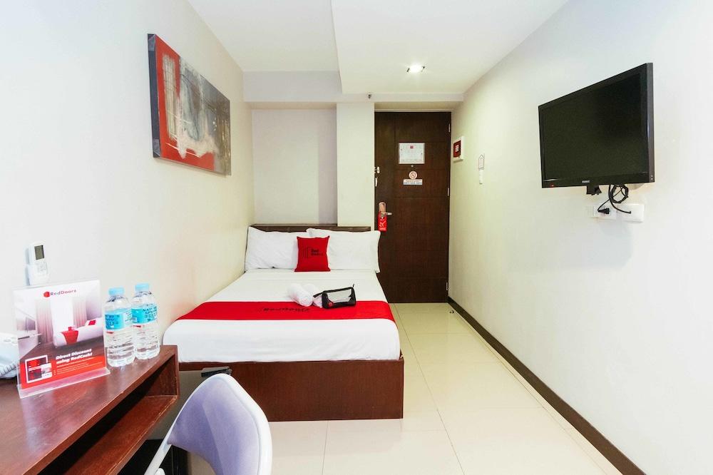 RedDoorz @ Chino Roces Makati