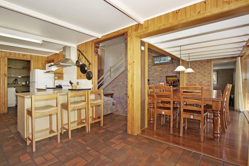 Warrina - Over Looking Ovens River