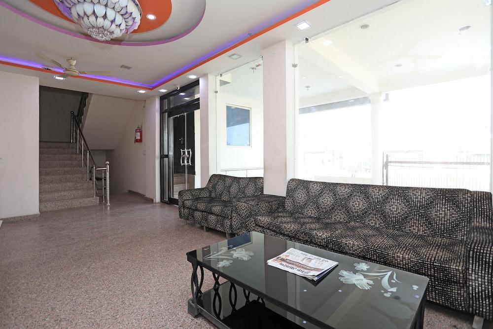 OYO 3426 The Grand White Inn