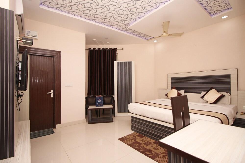 OYO 3202 Hotel Gayatri Residency