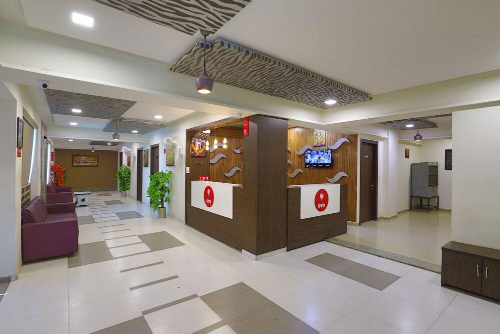 OYO 9238 Hotel Meet Palace