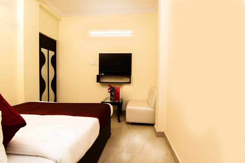 OYO 4998 Sara Residency