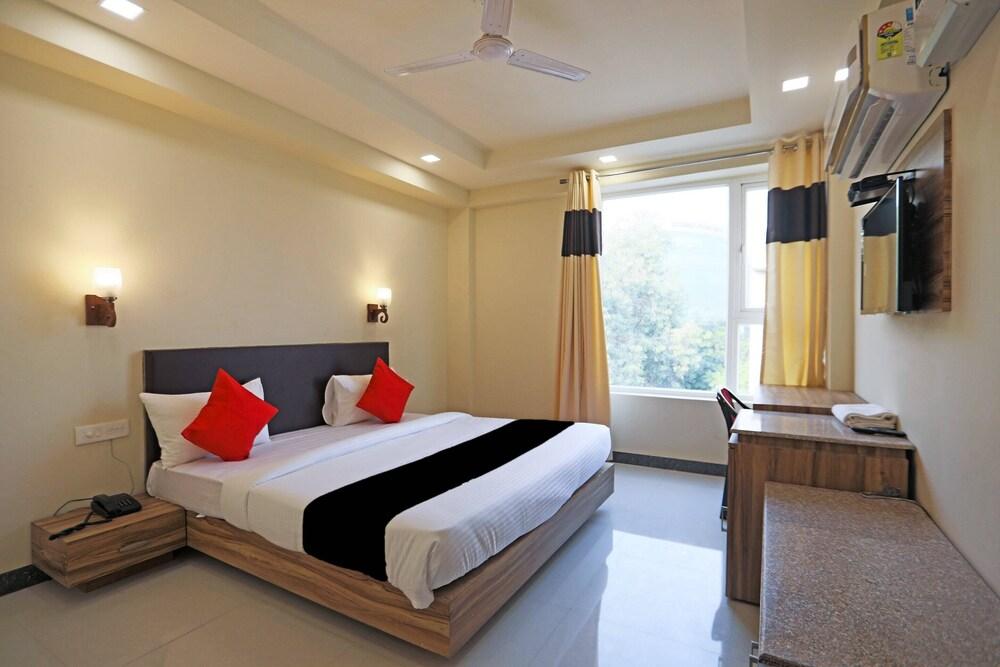 OYO 8526 SD Royal Inn