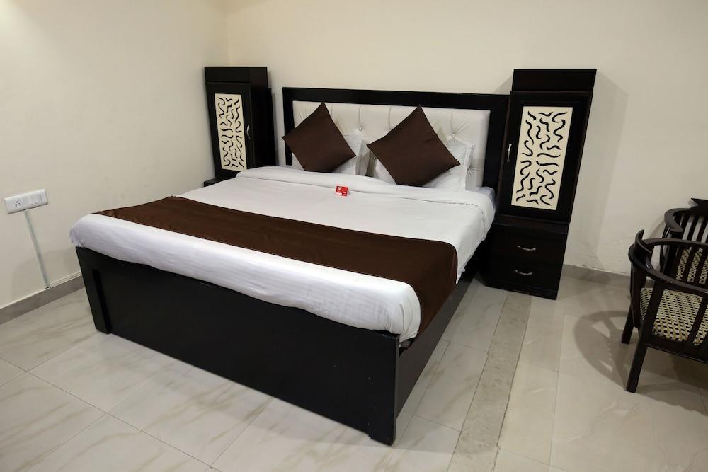 OYO 8865 Hotel Baj Celebration