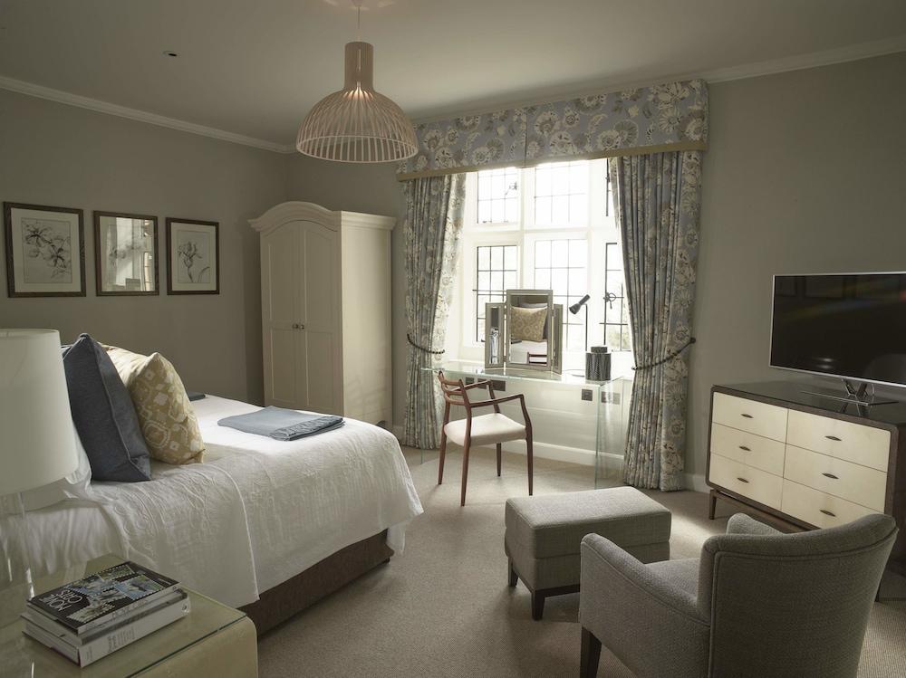 Foxhill Manor – Adults Only