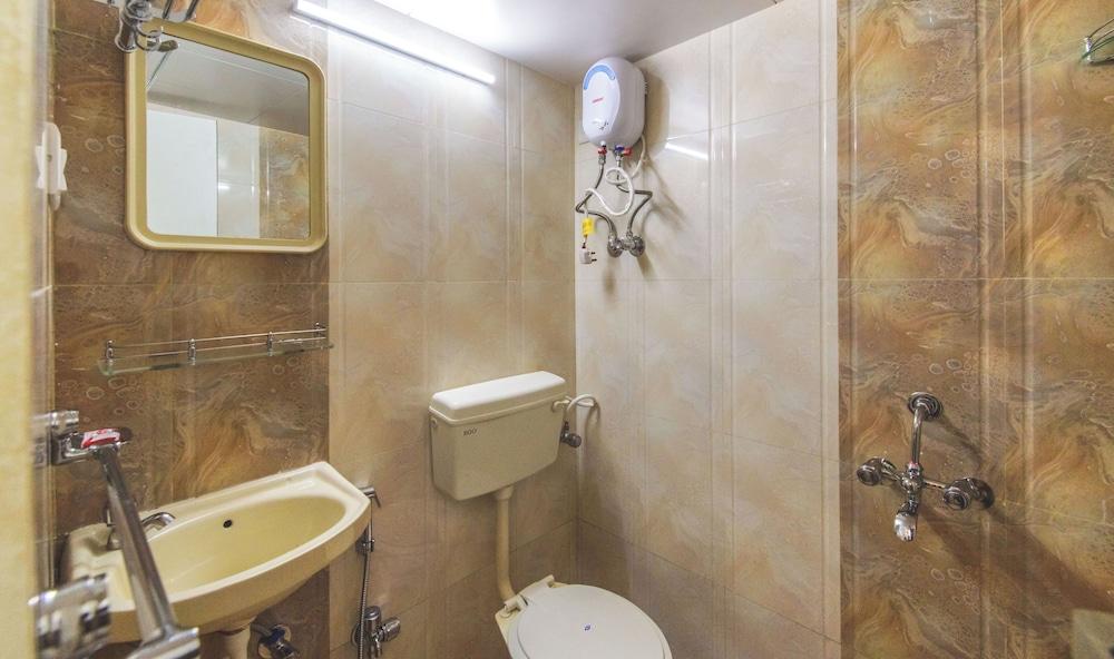 Hotel Nest In, Malad