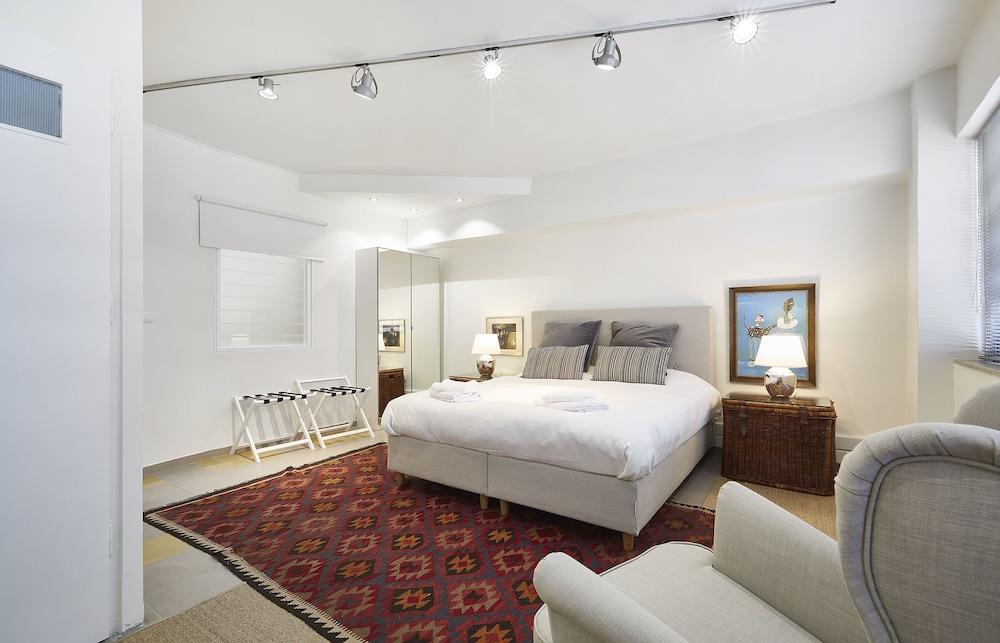 Chloe Boutique Apartments