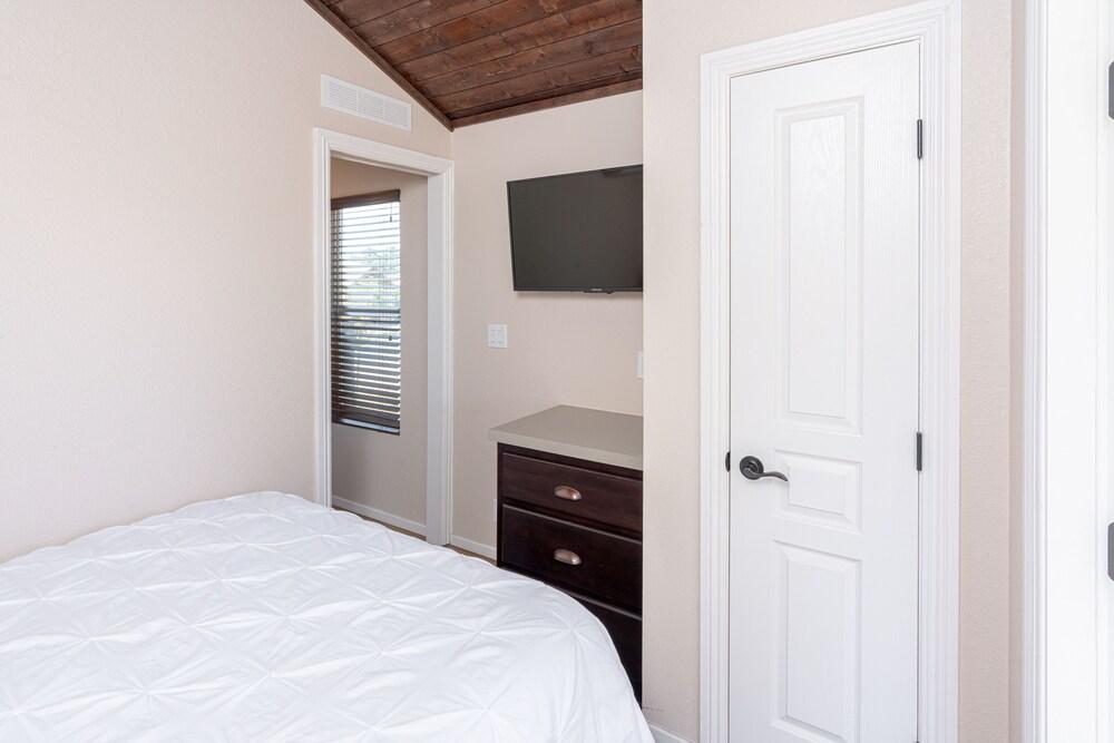 Cava Robles RV Resort