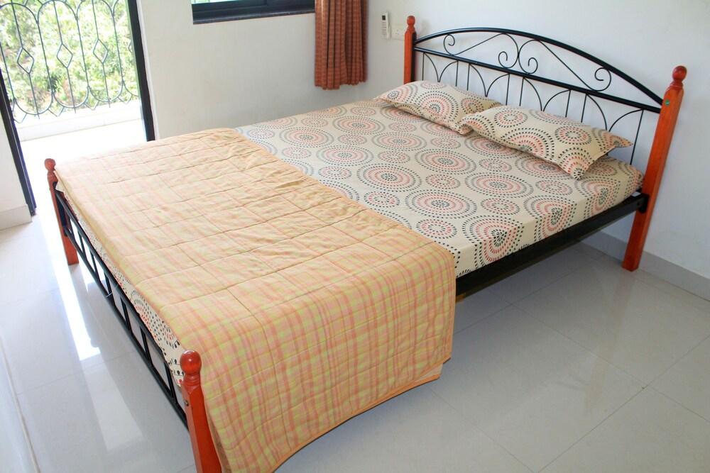 Cosy Apartment with Pool - CM007