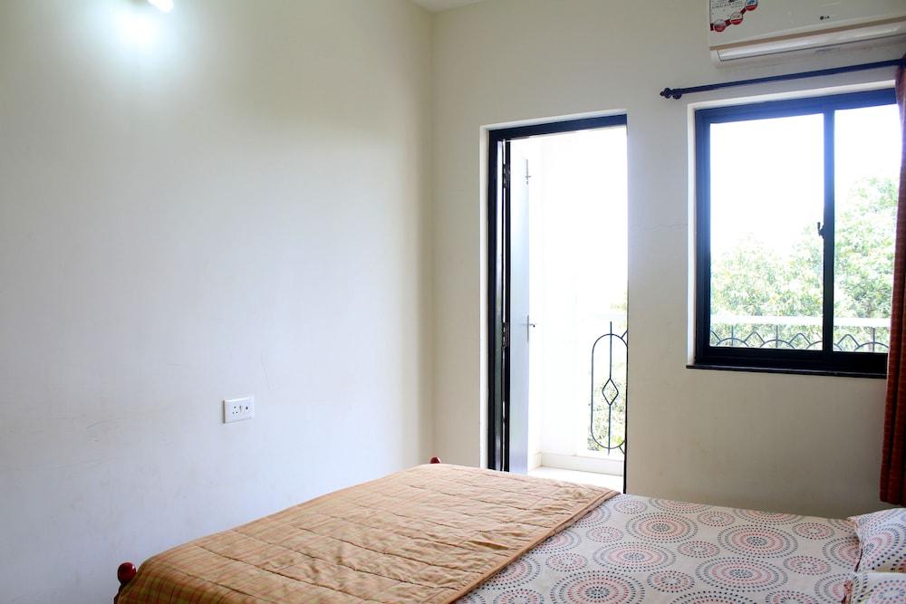 Cosy Apartment with Pool - CM007