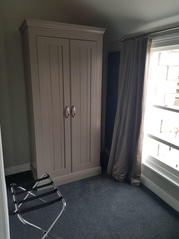 Lil's Bar and Bistro