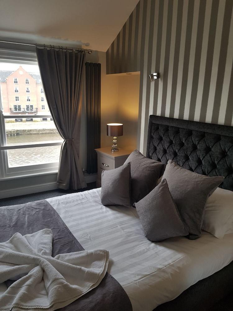 Lil's Bar and Bistro