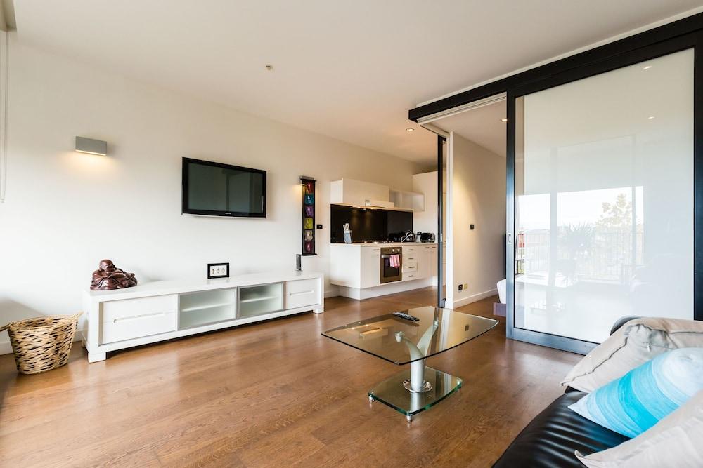CLEO, 1BDR St.Kilda Apartment