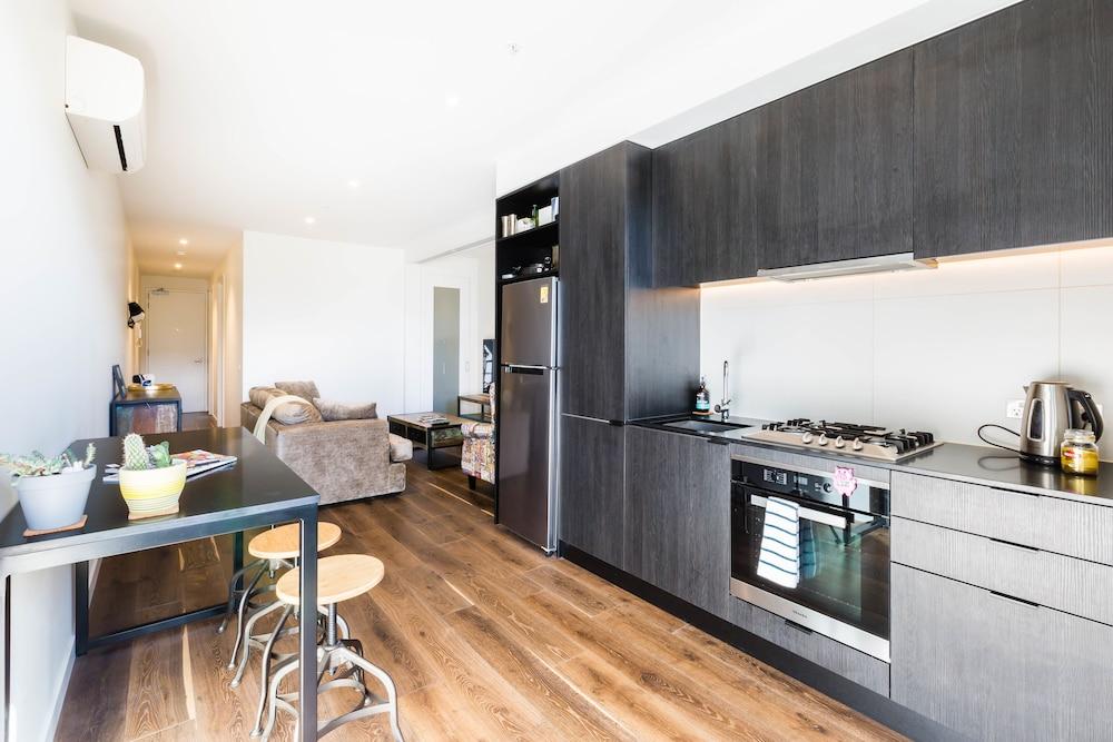 MAXINE, 1BDR Collingwood Apartment