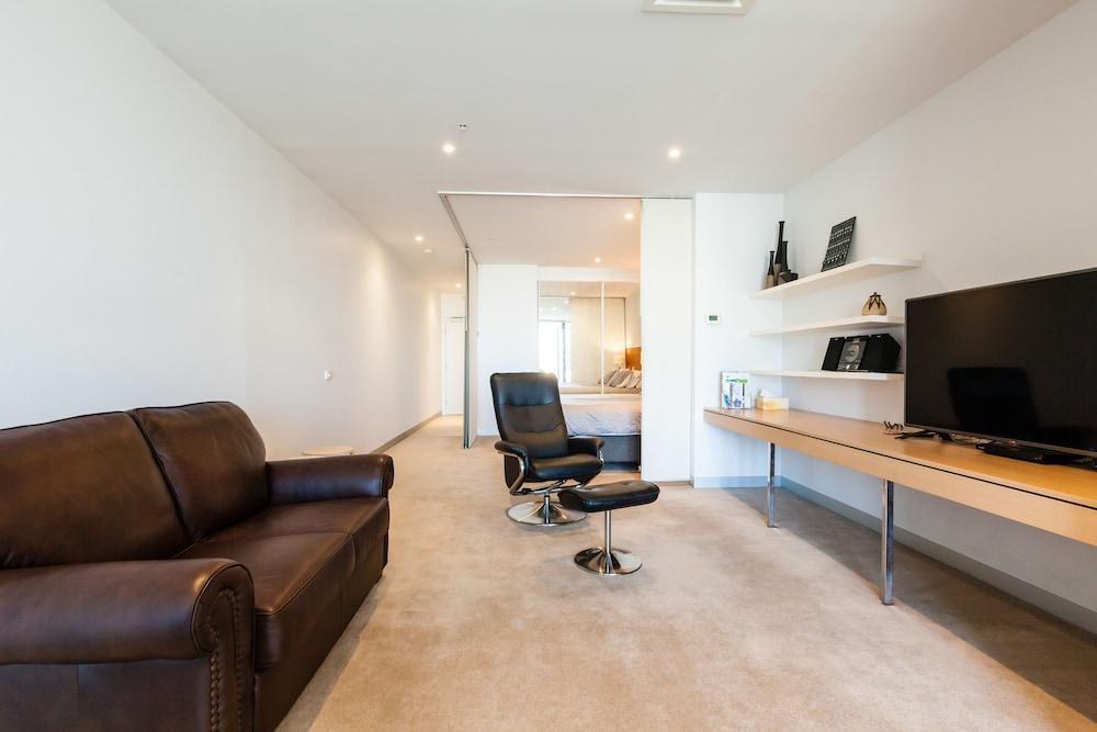MILES, 1BDR Melbourne Apartment