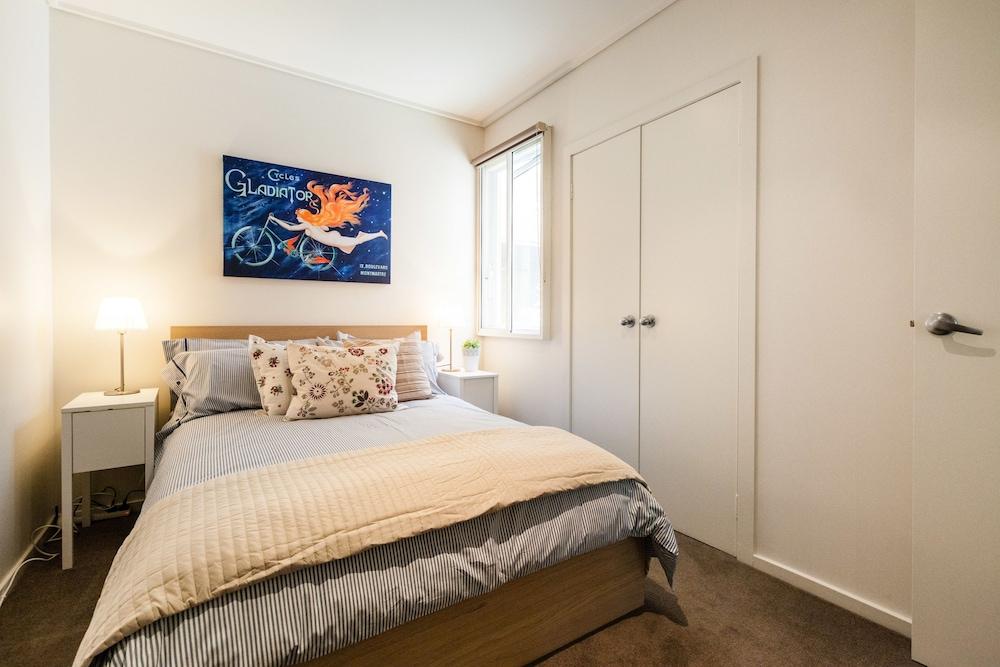 NAOMI, 2BDR South Melbourne Apartment