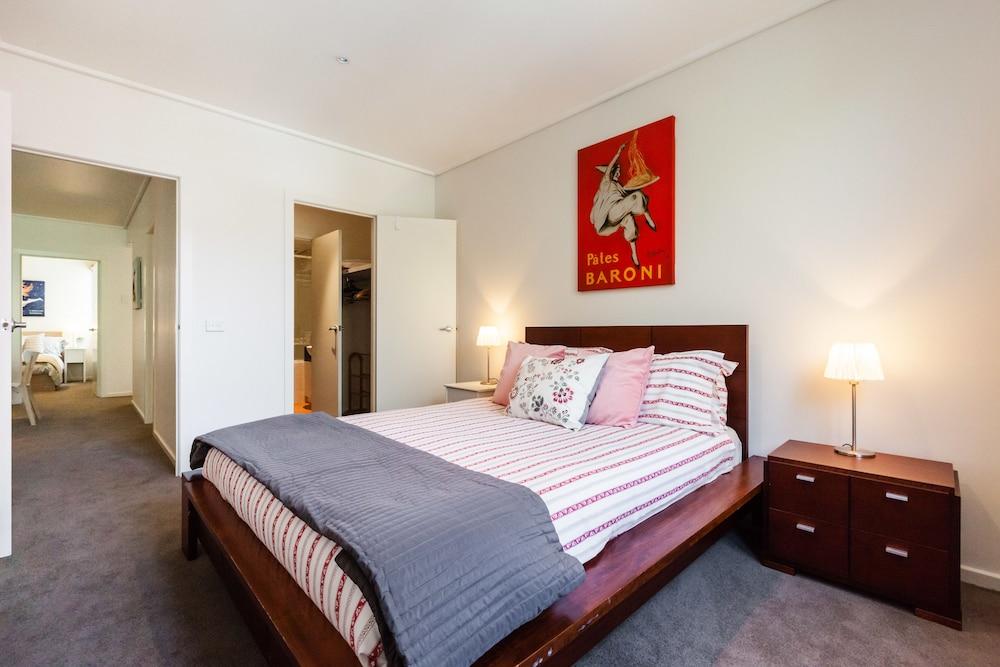 NAOMI, 2BDR South Melbourne Apartment
