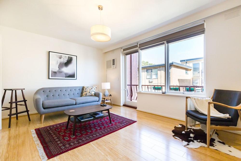 ROSIE, 2BDR St.Kilda Apartment