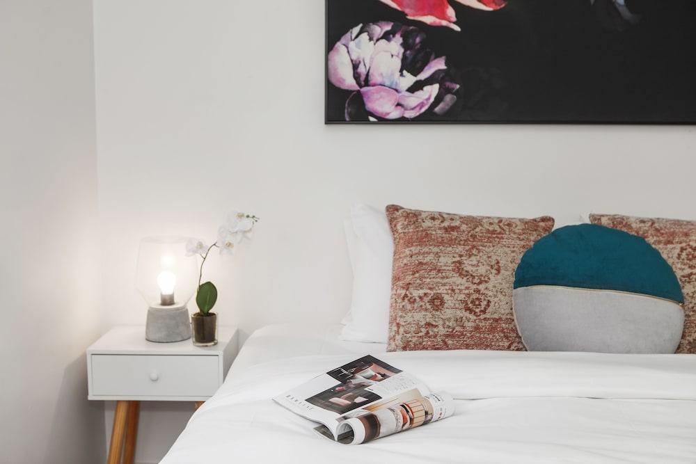 Balcony Retreat Apartment by Ready Set Host