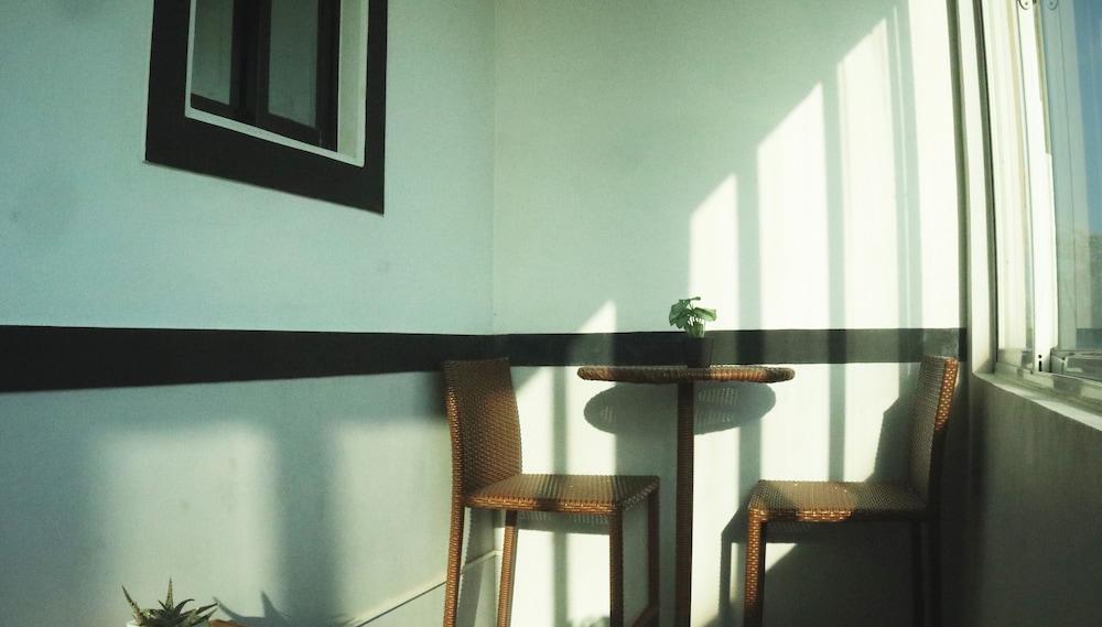 The Palms Resort & Bar