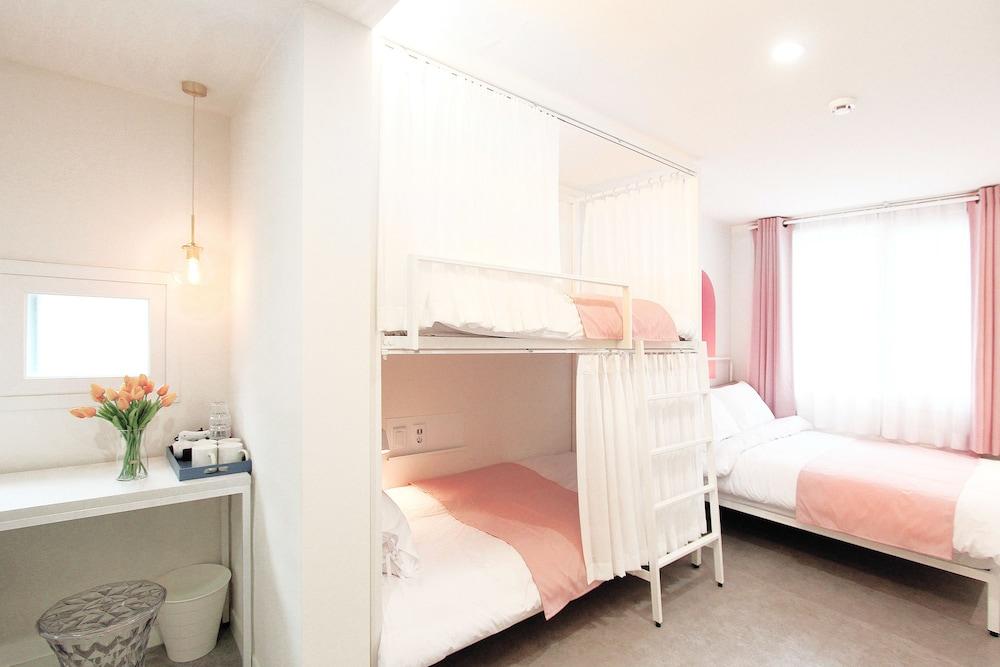 ORBIT Cafe & Guesthouse - Hostel