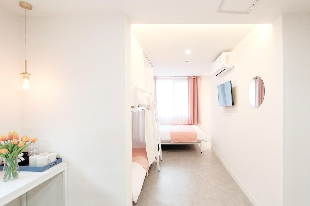 ORBIT Cafe & Guesthouse - Hostel