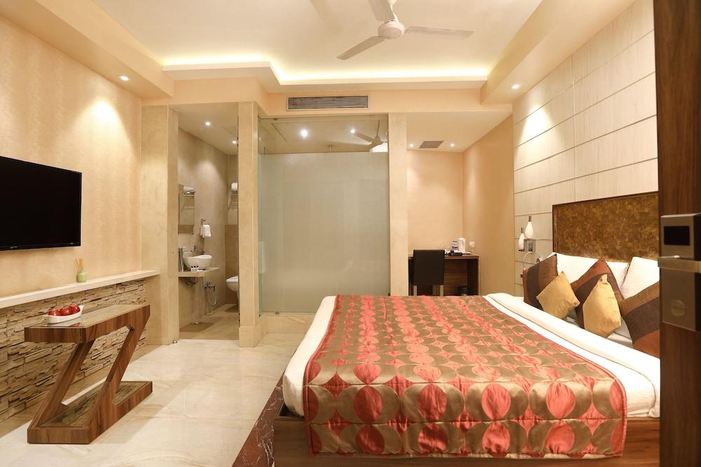 Mumbai Metro - The Executive Hotel