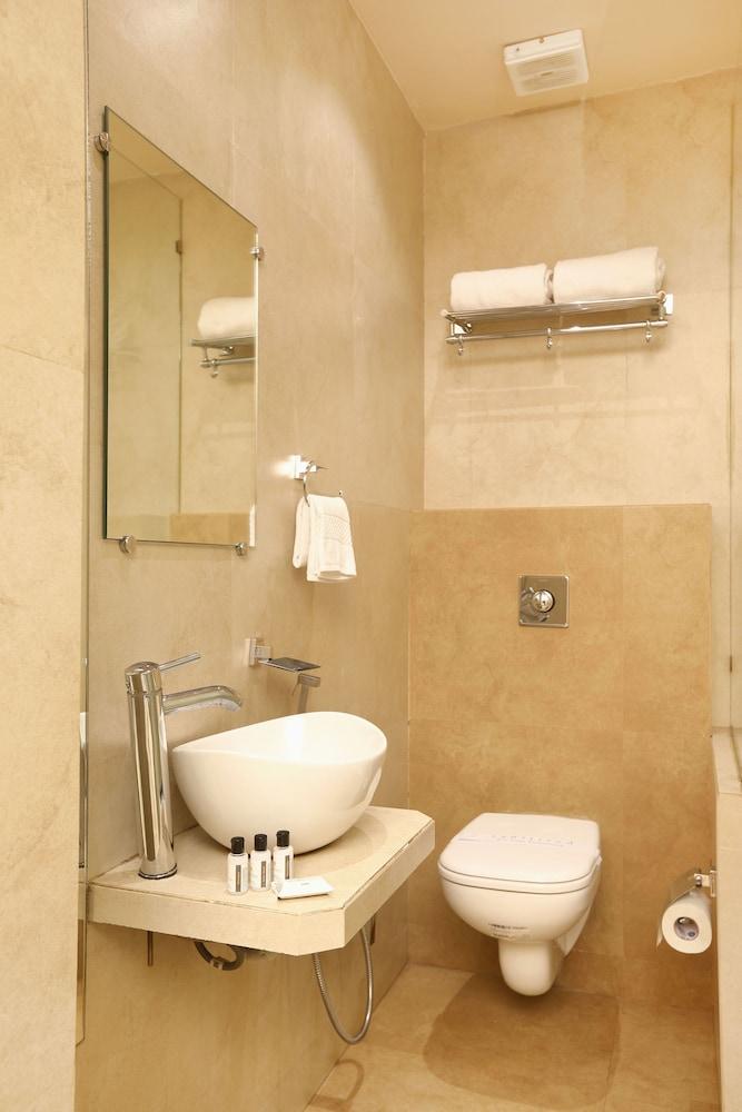 Mumbai Metro - The Executive Hotel