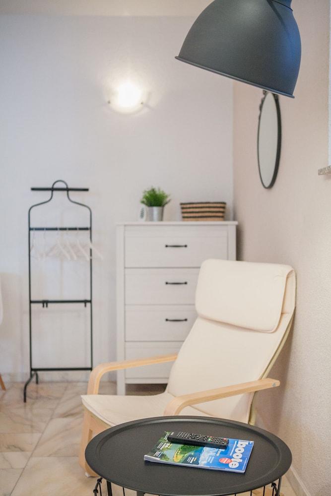 Studio Apartments Emotha