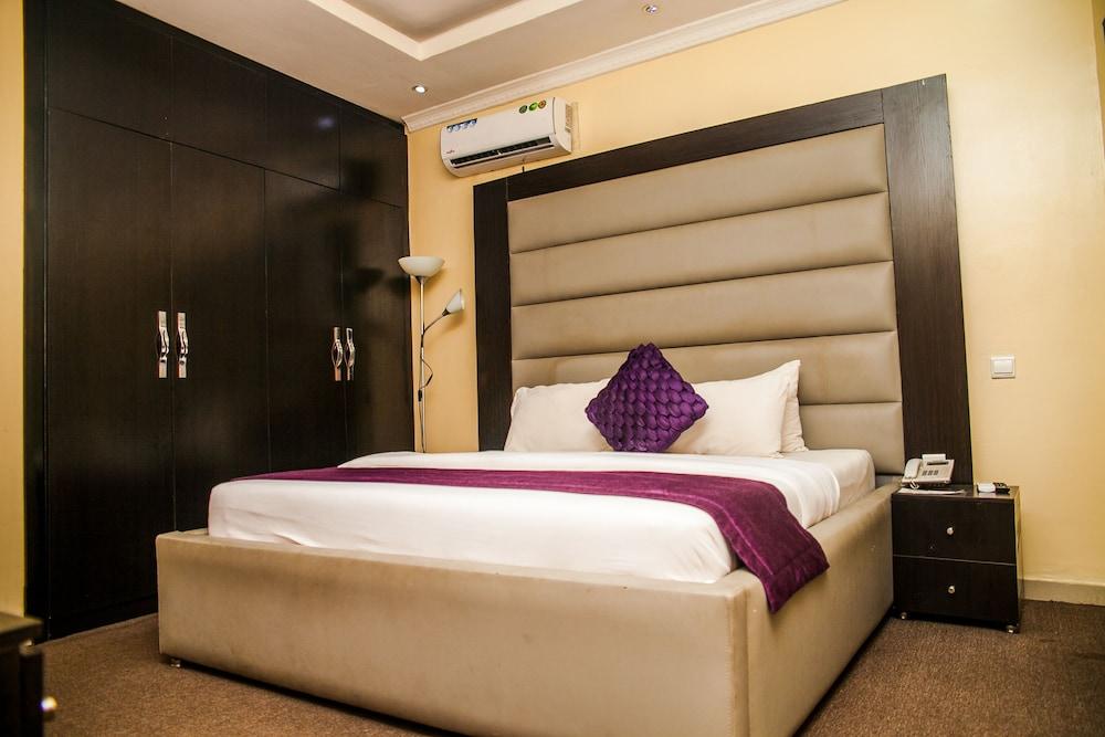 CribVille Hotel & Suites